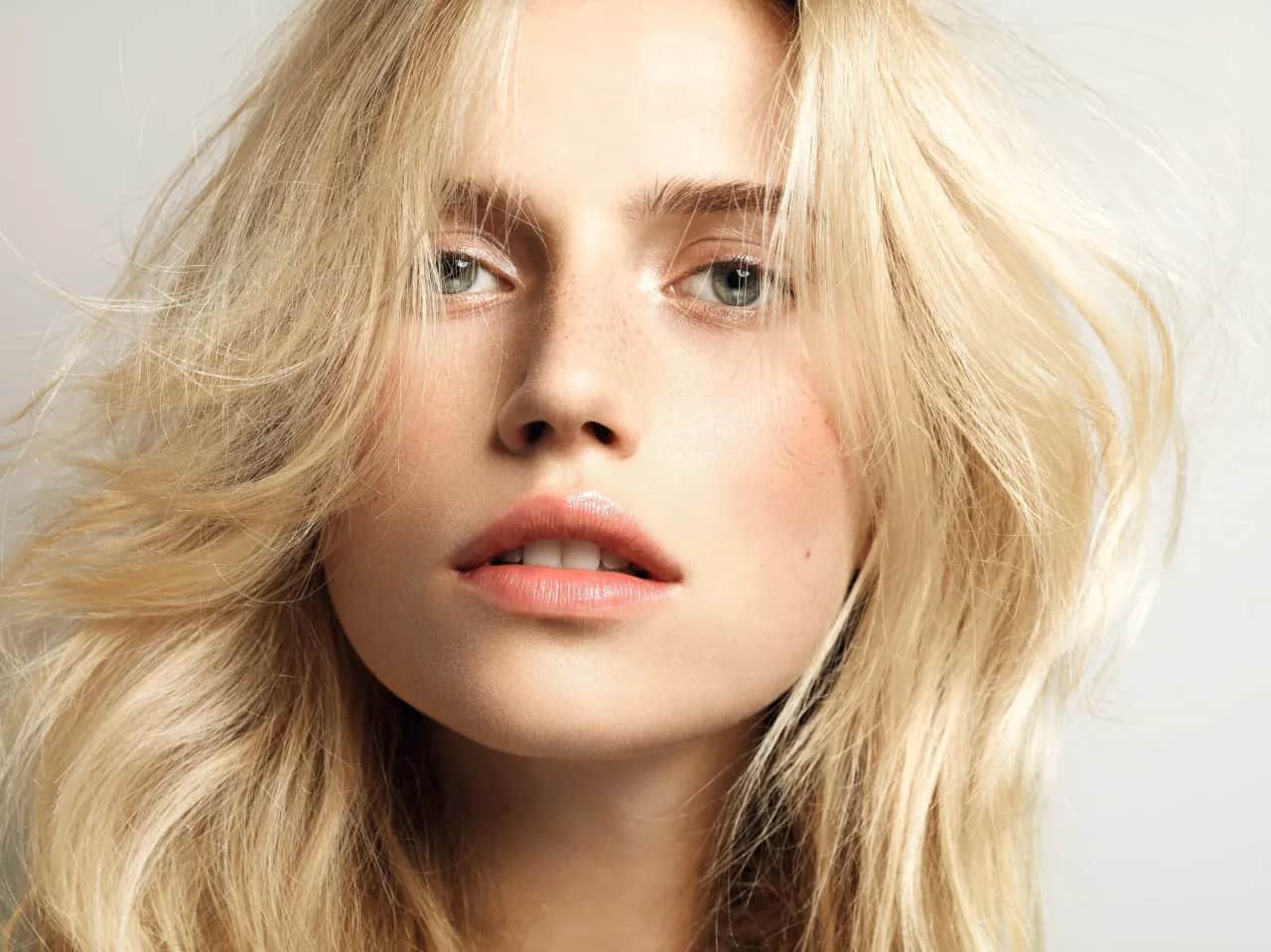 Goldblond Haare: So erzielen Sie den perfekten Farbton ohne Brassigkeit