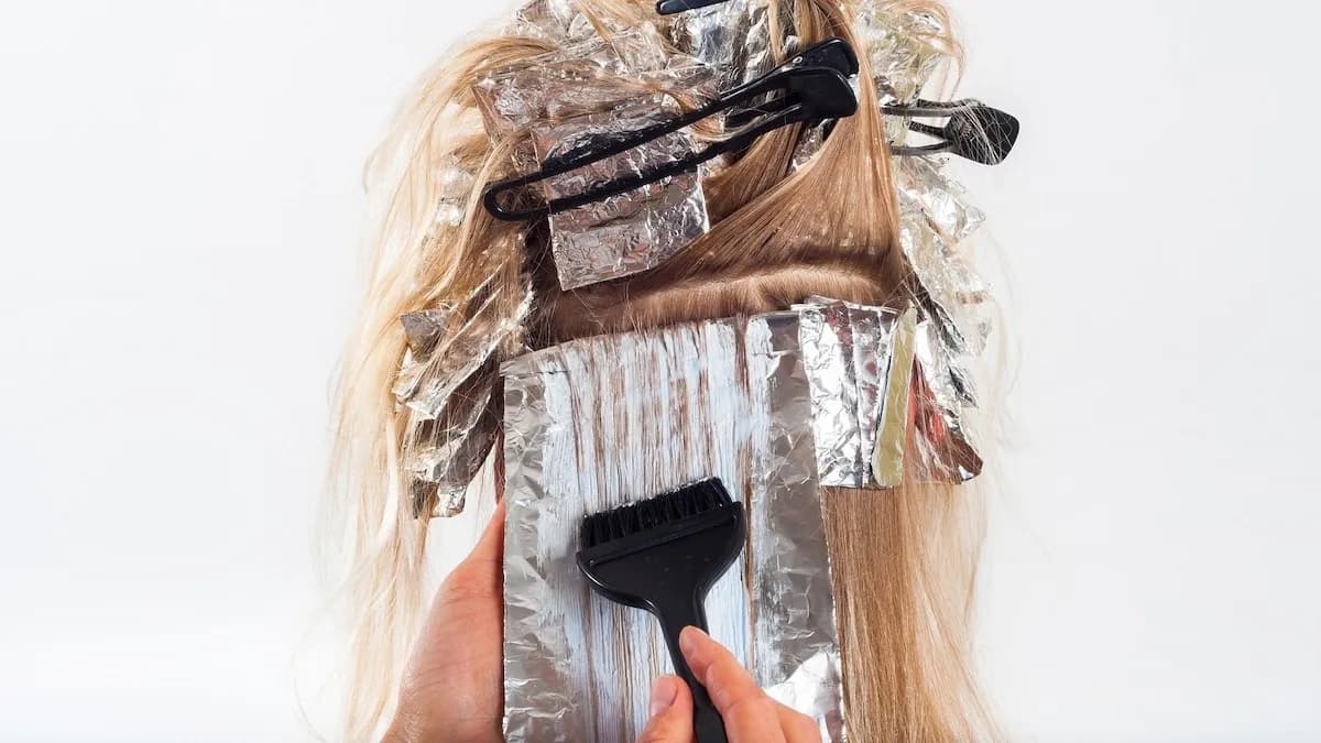 Haar entfärben: So entfernen Sie unerwünschte Haarfarbe effektiv